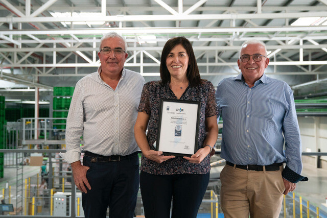 Javier, Pilar y Jorge con el certificado Huella de Nitrato en su almacu00e9n de Onda (Foto Frutinter)
