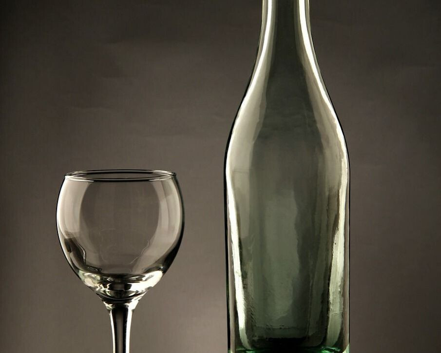 Copa y botella de vidrio (Foto  Jakub Luksch Pxby)