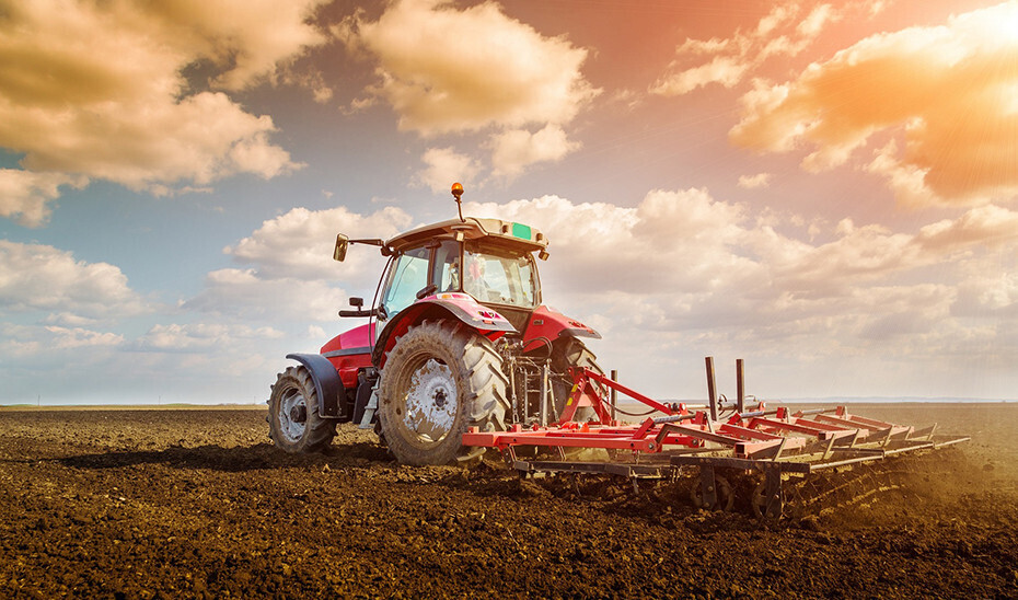 Tractor en el campo ayudas PAC (Foto Junta de Andalucía)