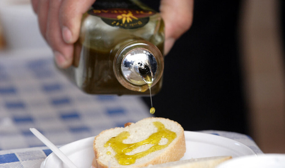 Desayuno Aceite de Olivia Virgen Extra AOVE  y pan (Foto Junta de Andalucía)