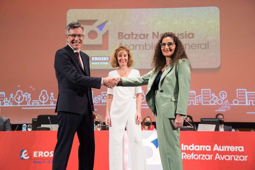 EROSKI ASAMBLEA GENERAL 2022 Markaide y Rosa Carabel manos (Foto Eroski)