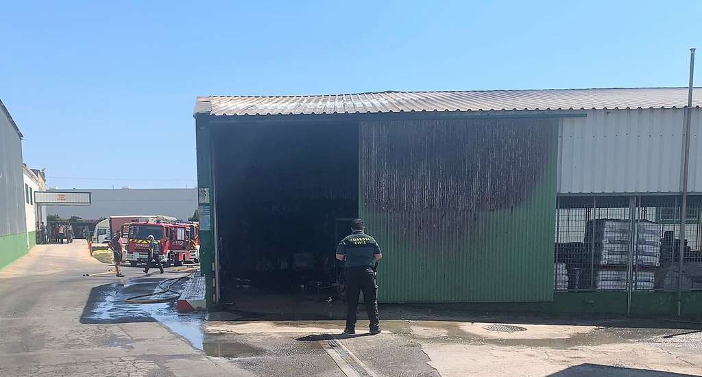 Incendio nave fitosarios (Foto Protección Civil de Águilas TT112RM)