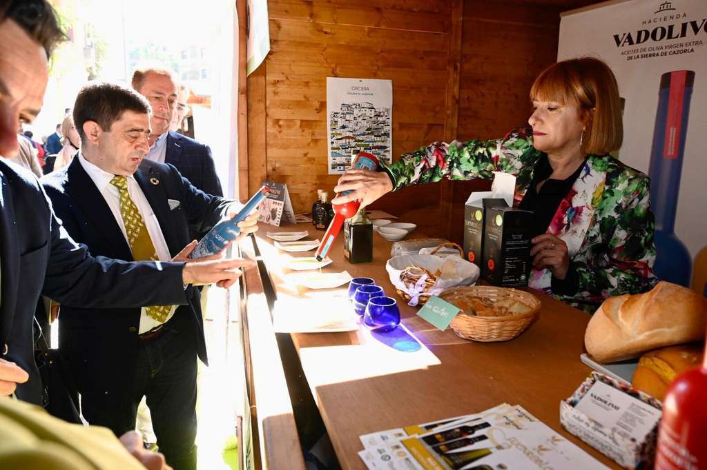 Visita a estands Fiesta del Primer Aceite de Jaxn (Foto Diputaciu00f3n Jau00e9n)