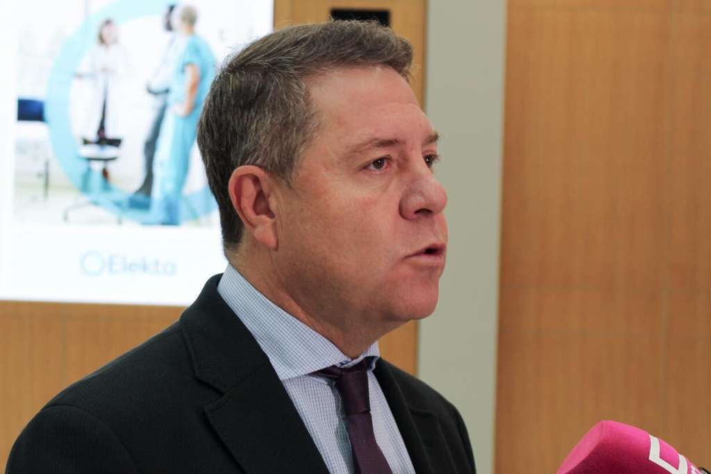 García Page micrófono (Foto Gobierno CLM)