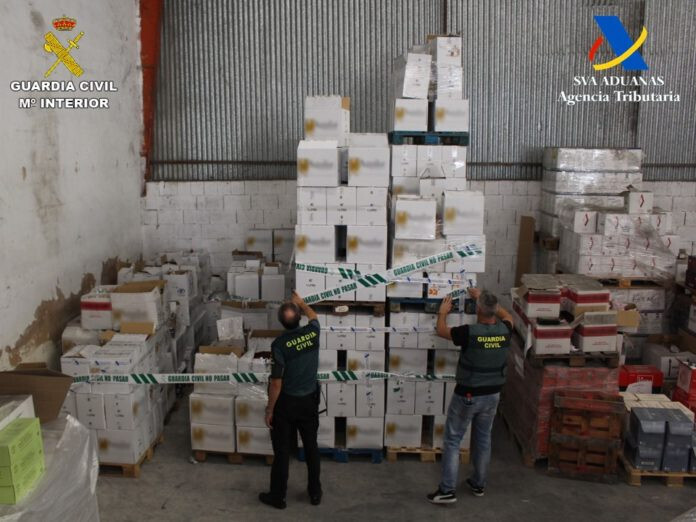 Incautaciu00f3n de bebidas alcoholicas (Foto Guardia Civil y Vigilancia Aduanera)