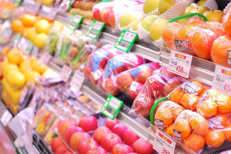 Fruta y verdura envasada plástico mostrador (Foto Fepex)