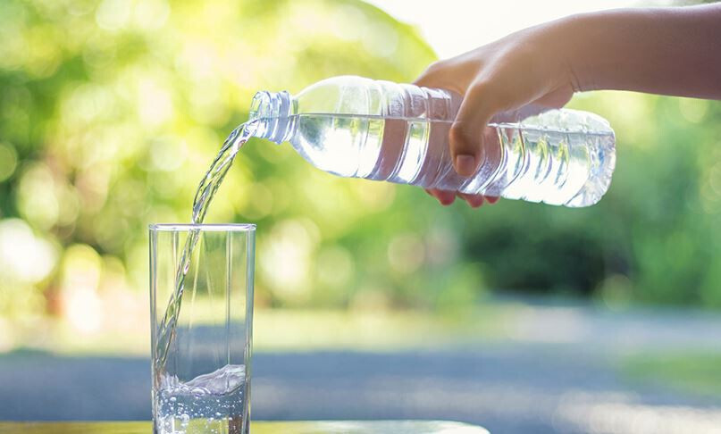 Vaso y botella (Foto Asociación de Aguas Minerales de España Aneabeweb)