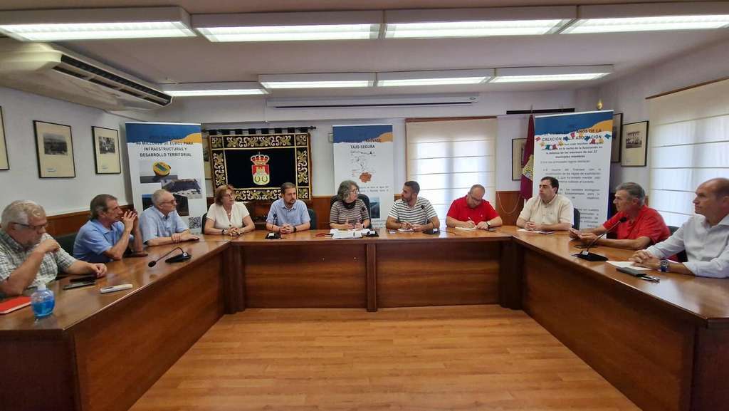 Gu00f3mez reuniu00f3n Sacedu00f3n Municipios Ribereu00f1os 1 (Foto Gobierno CLM)
