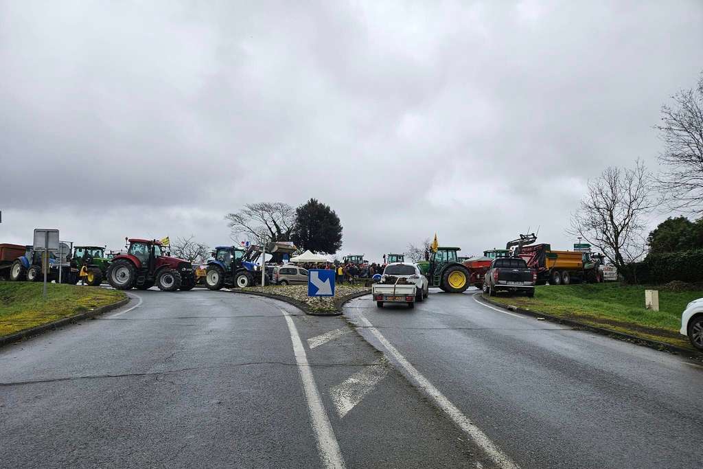 Protesta agricultores franceses corte carretera Bergerac (Foto Coordinación RuralFBRRSS)