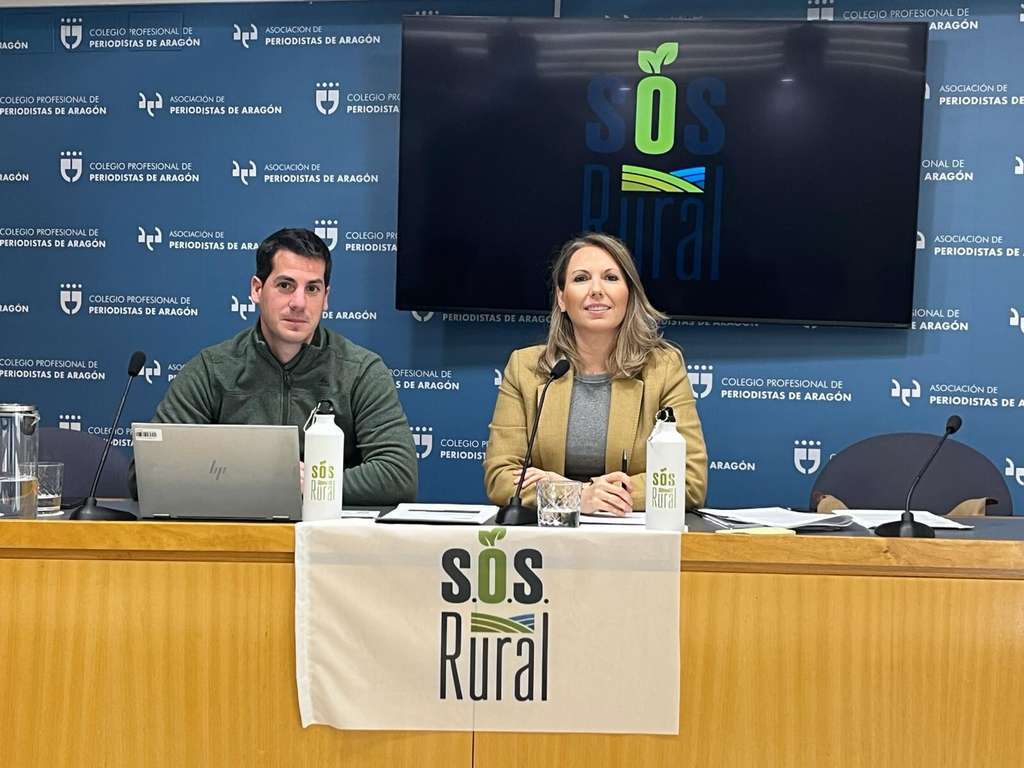 Javier Poza, secretario general de SOS Rural y Natalia Corbalu00e1n, portavoz (Foto SOS Rural)