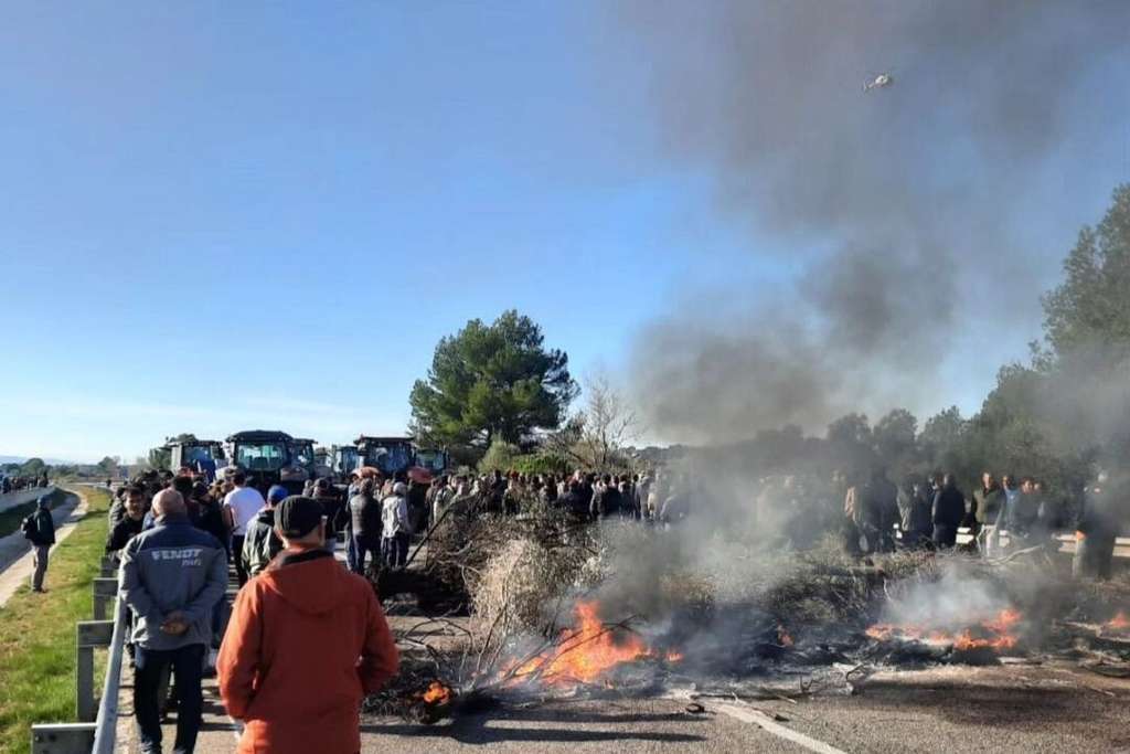 Corte tráfico hoguera fuego carretera (Foto Unió de Pagesos FBRRSS) editada 1
