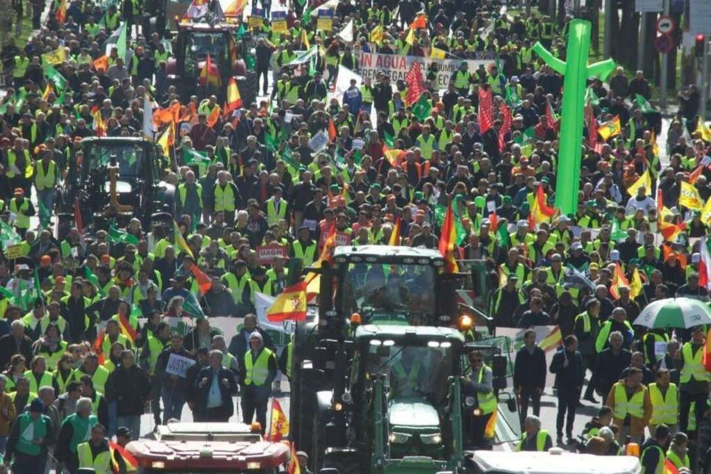 Protesta 8 agricultores tractores Madrid 26F (Foto Asaja) Hrztl