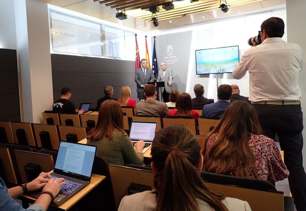 Moru00e1n y consejero Comisiu00f3n Interministerial Mar Menor (Foto Oficina Tu00e9cnica MM RRSSX)