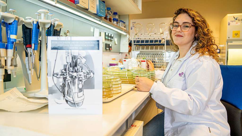 Andrea Martu00edn Guindal en laboratorio Grupo MicrowineLab del ICVV (Foto UNI La Rioja)