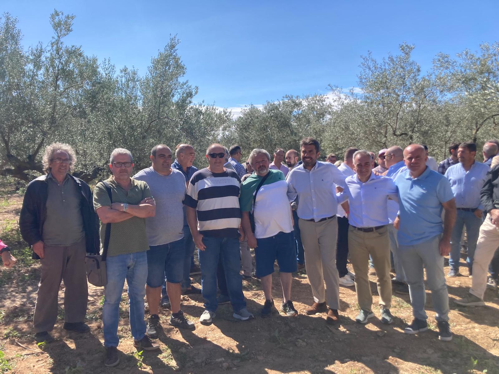 Agricultores con Carlos Mazón (Foto La Unió)