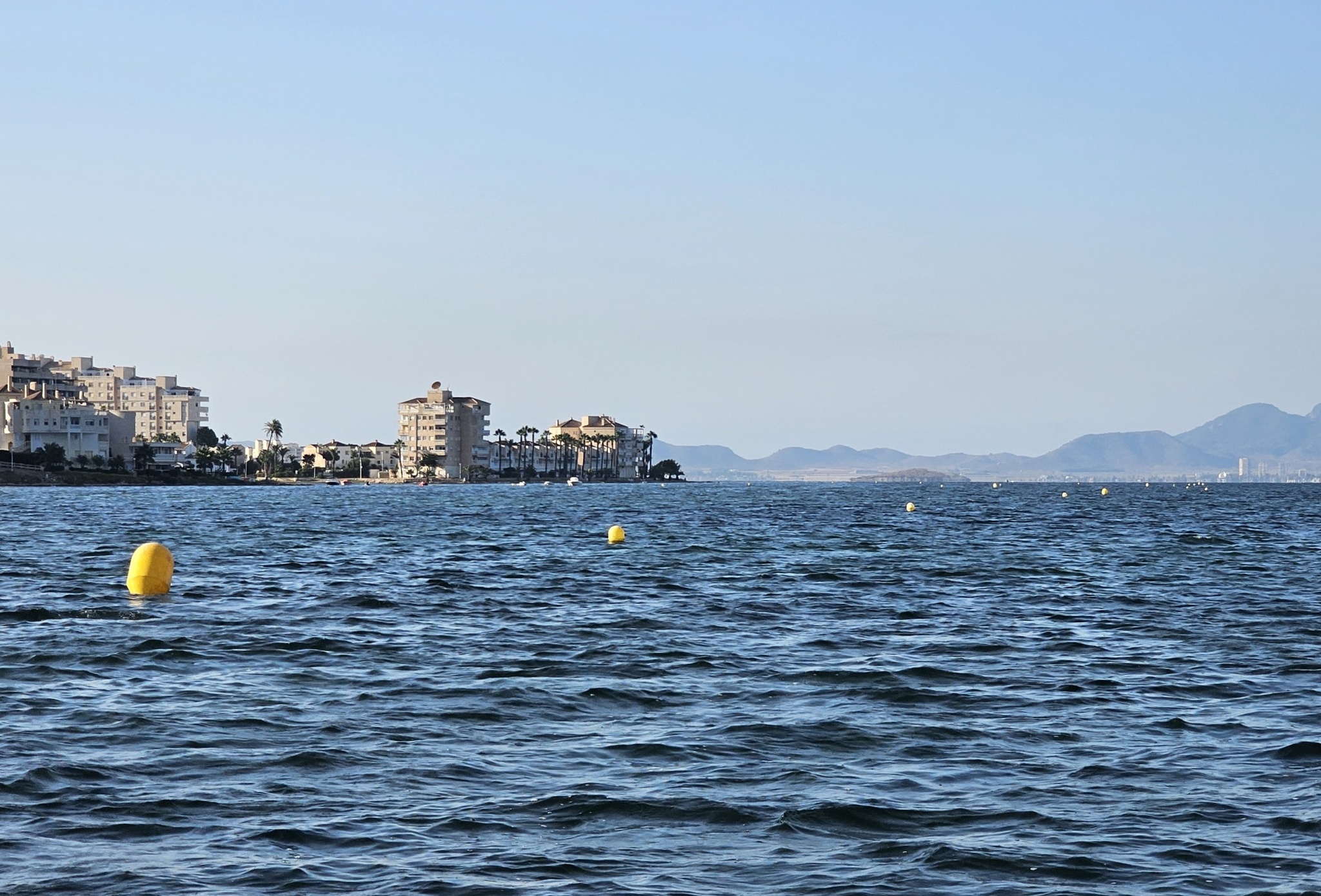 Balizamiento en el Mar Menor durante 2023 con boyas similares a las que se utilizarán (Foto CARM)