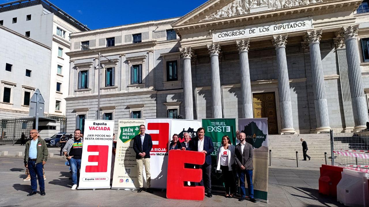 Colectivos de la España Vaciada ante el Congreso de los Diputados (Foto Teruel Existe)