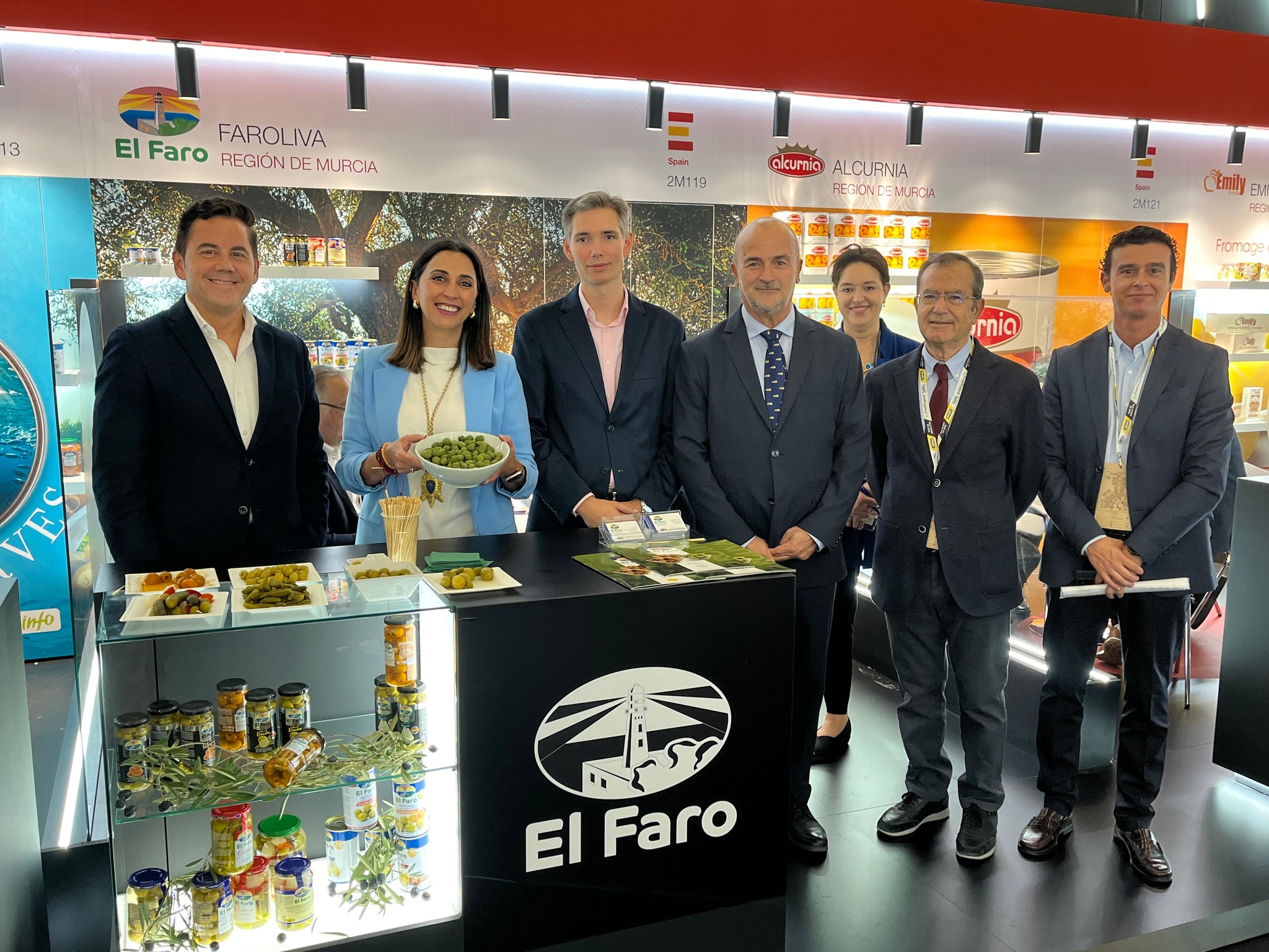 Rubira con las empresas que participan en la edición 2024 de la feria SIAL (Foto CARM)