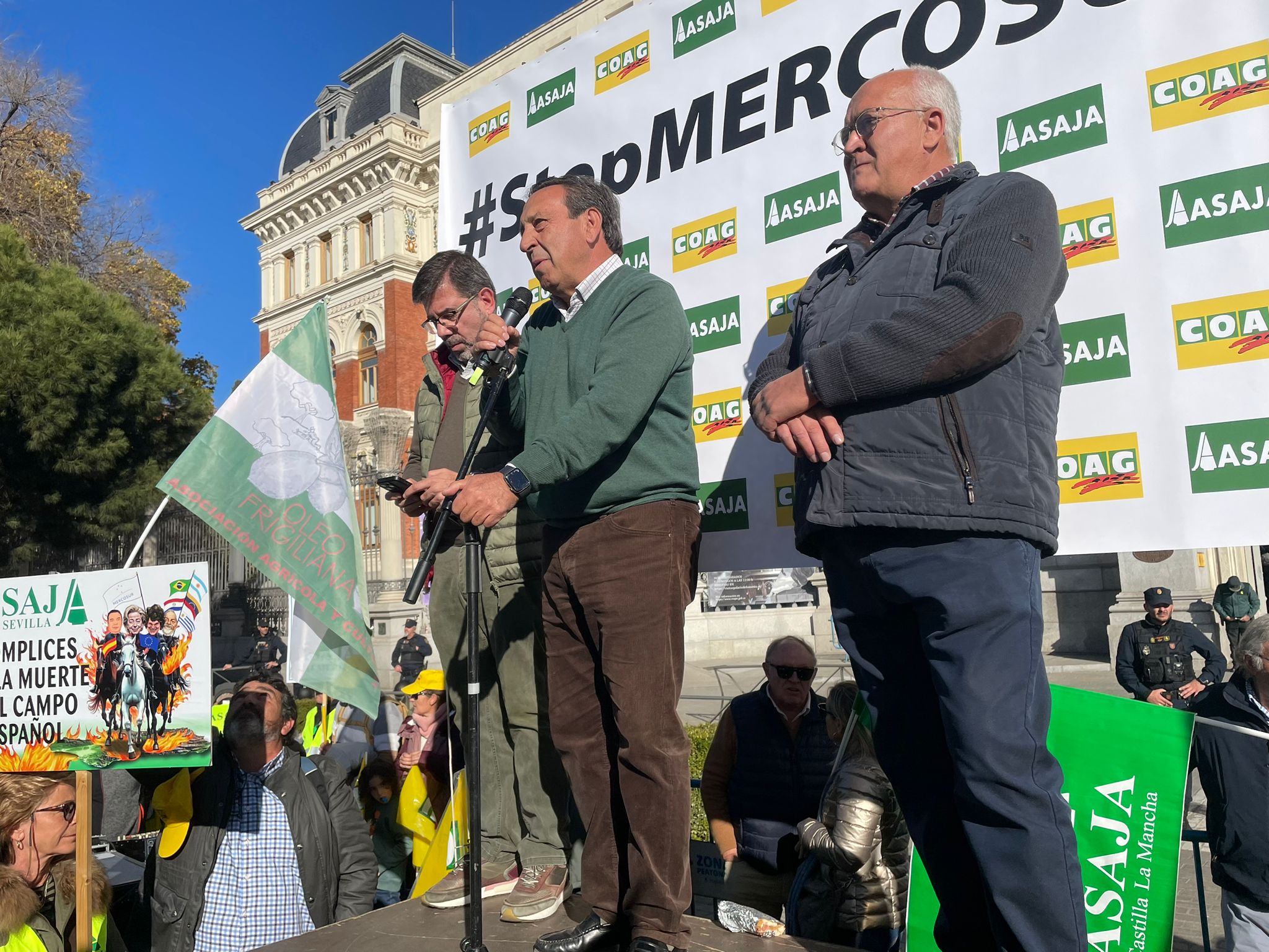 Representantes de Asaja y COAD se dirigen a los manifestantes StopMercosur (Foto Asaja)
