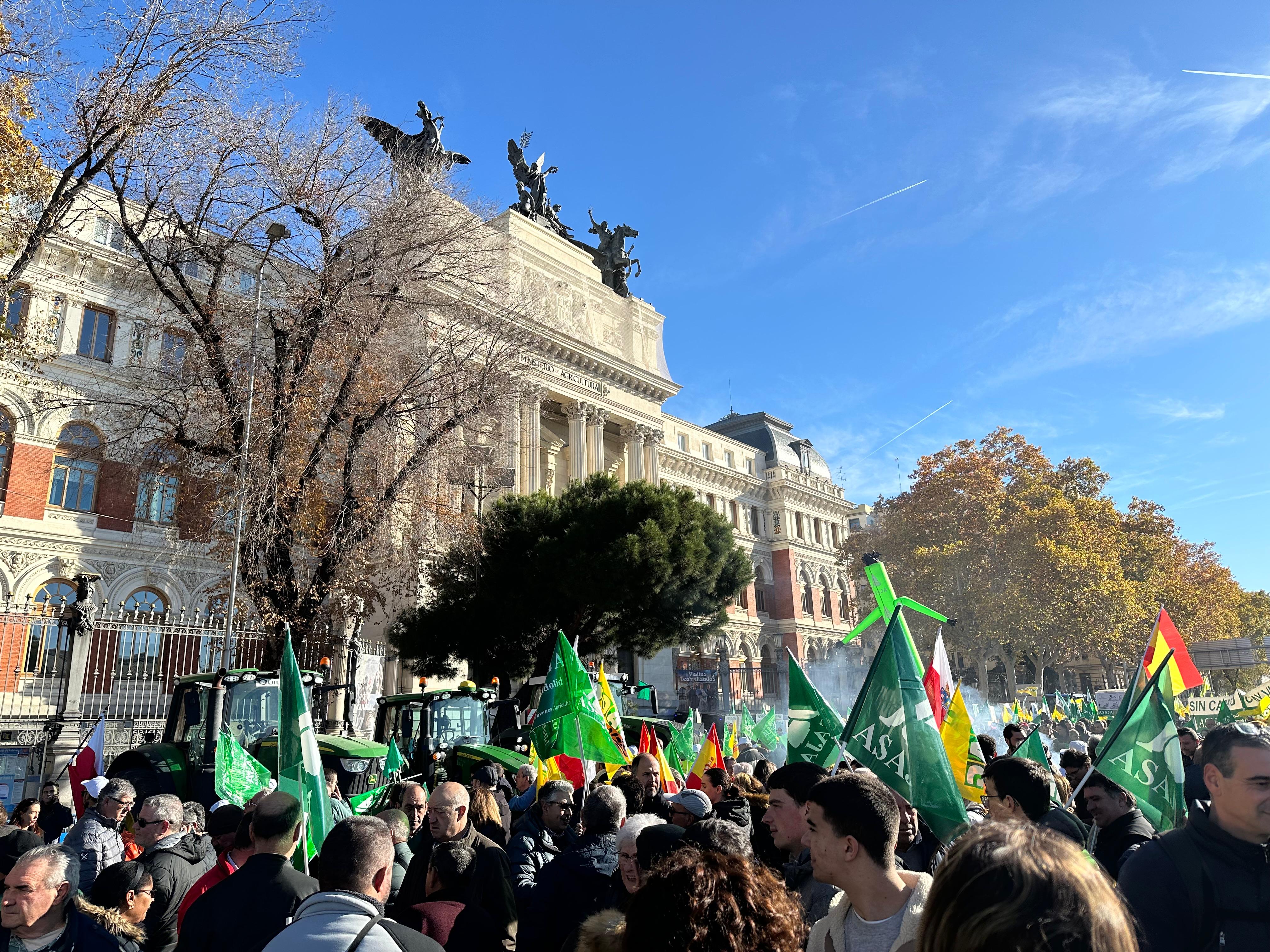 Protesta de agricultores ante el MAPA lema StopMercosur (Foto Asaja)