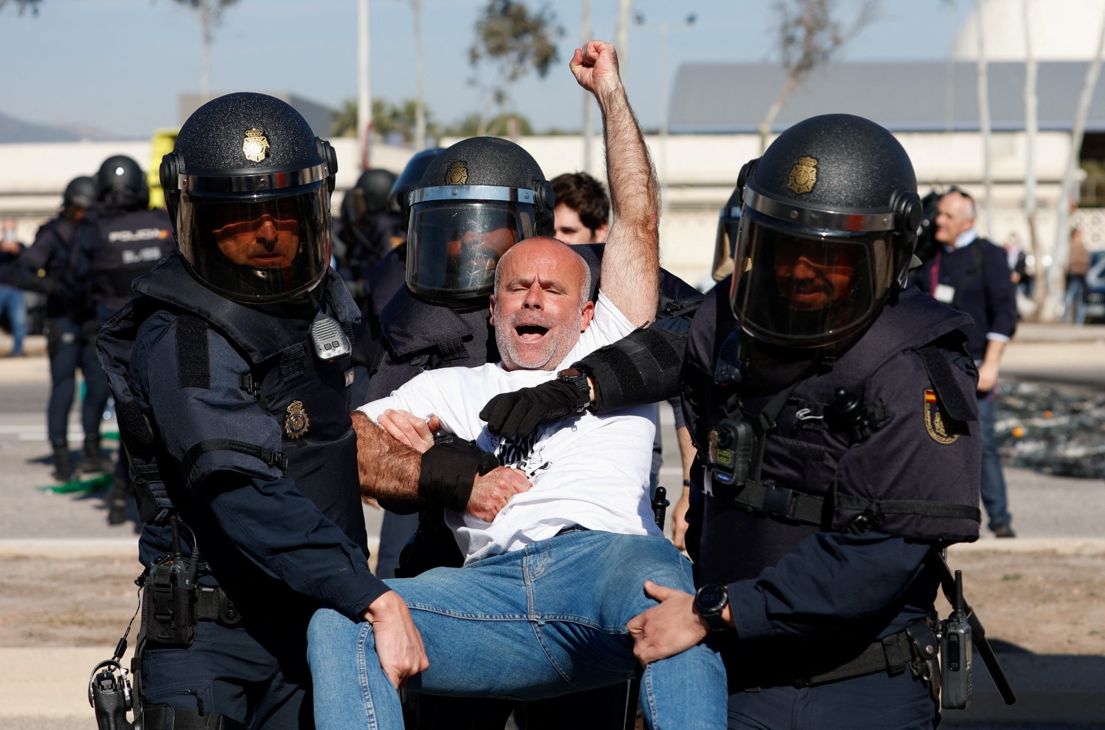 Carles Peris desalojado de una protesta (Foto La Unió)