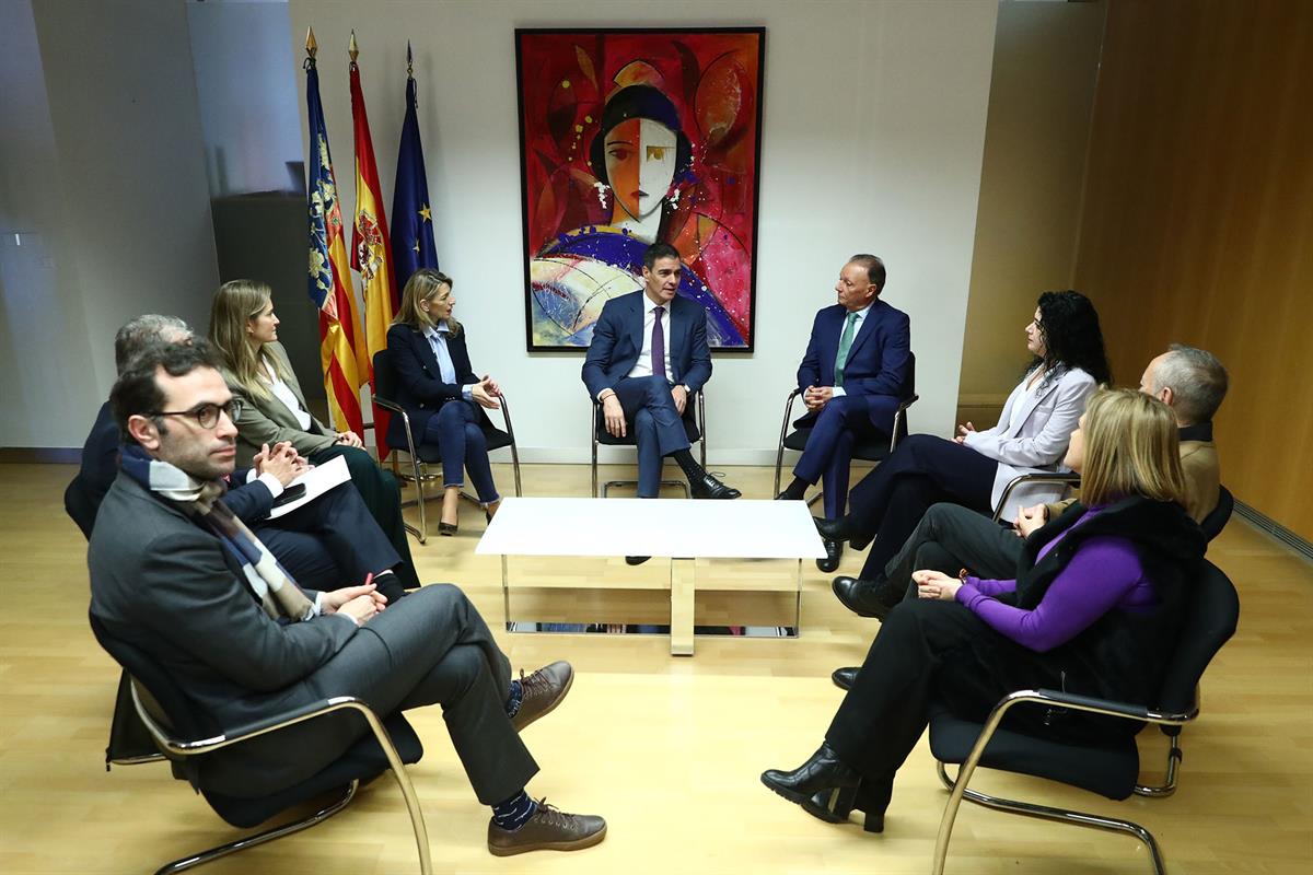 El presidente del Gobierno, Pedro Sánchez, y varios ministros del Gobierno durante la reunión que han mantenido con los agentes sociales | Pool Moncloa/Fernando Calvo