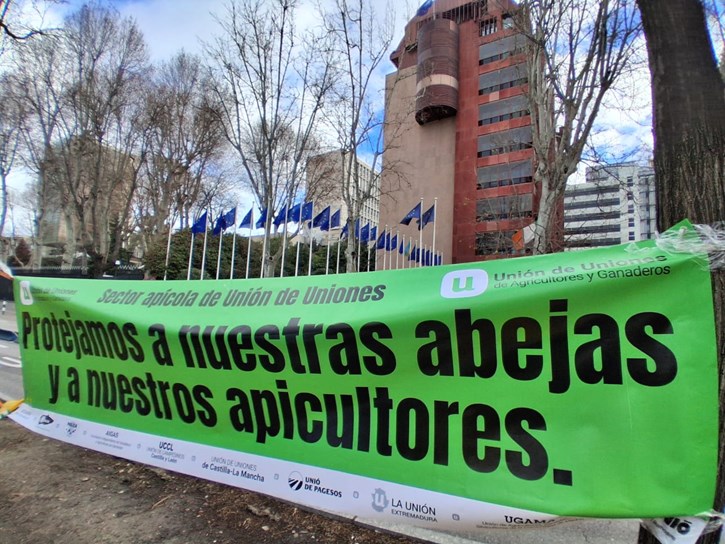 Pancarta de la protesta de apicultores en Madrid (Foto Unión de Uniones)