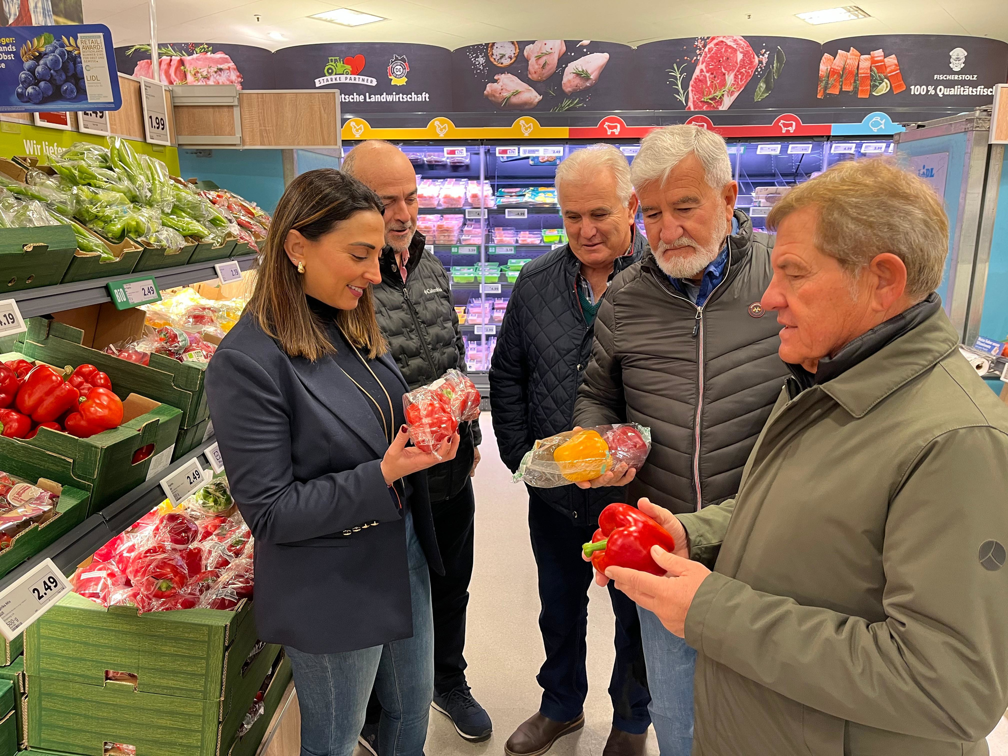 Rubira y representantes del sector agro regional en un supermercado de Alemania (Foto CARM)