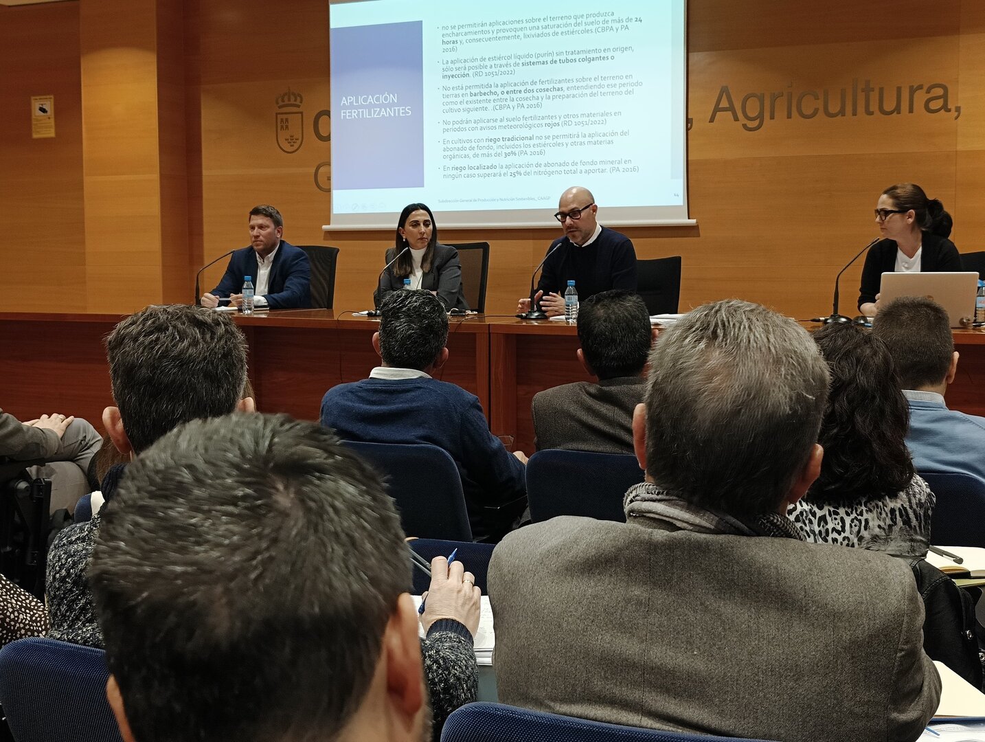 Reunión con representantes del sector agrario tras la publicación de la Declaración Ambiental Estratégica de los programas de actuación de las zonas vulnerables de la Región de Murcia y de la Zona del Campo de Cartagena (Foto CARM)