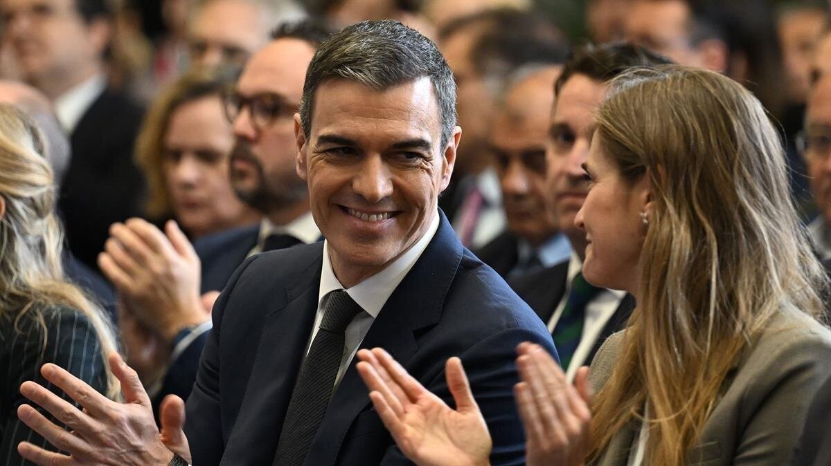 El presidente del Gobierno, Pedro Sánchez, y la vicepresidenta tercera y ministra para la Transición Ecológica y el Reto Demográfico, Sara Aagesen, tras la reunión | Pool Moncloa/Borja Puig de la Bellacasa