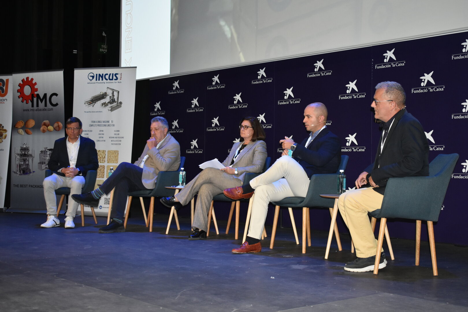 Momento de la entrega de medallas de SAB-Almendrave. De izquierda a derecha: Jorge de Saja, Pere Ferré, Francisco Morales, Valor López y María José Llopis (Foto Almendrave)