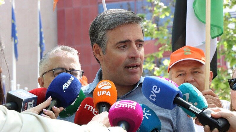 Cano atiende a los medios durante la protesta 'Por una PAC fuerte y con presupuesto' (Foto UPA)