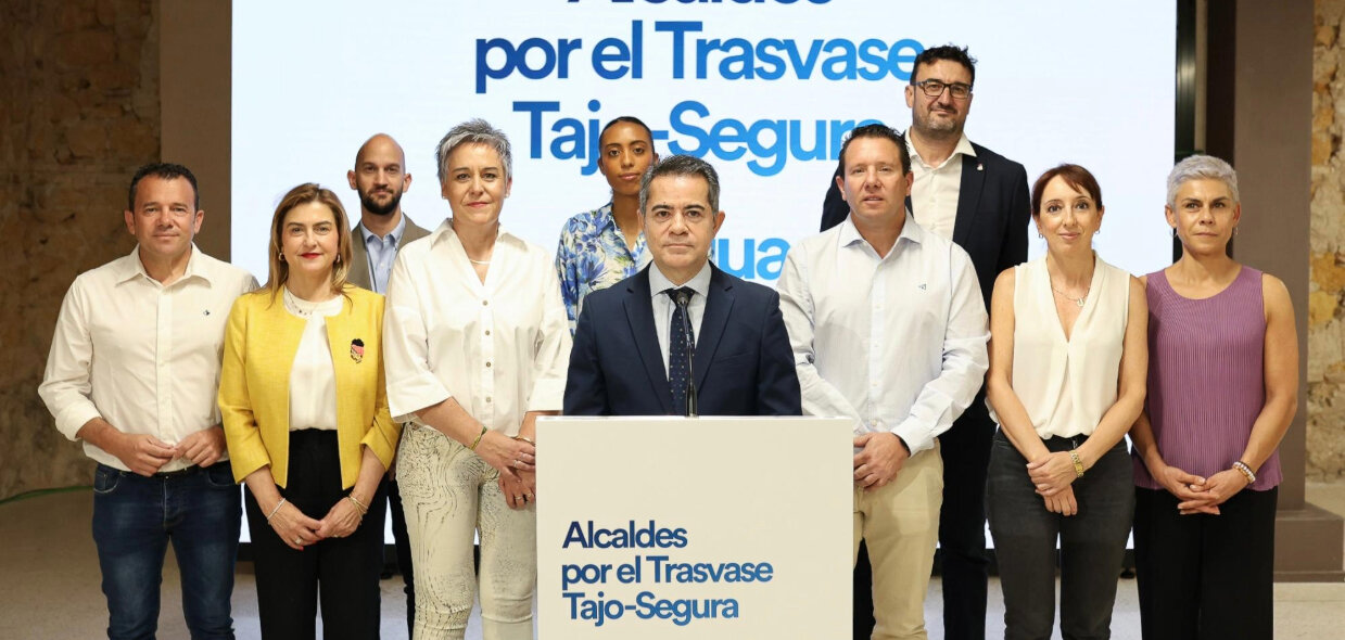 Alcaldes socialistas y diputados regionales por el trasvase Tajo-Segura (Foto PSRM-PSOE)