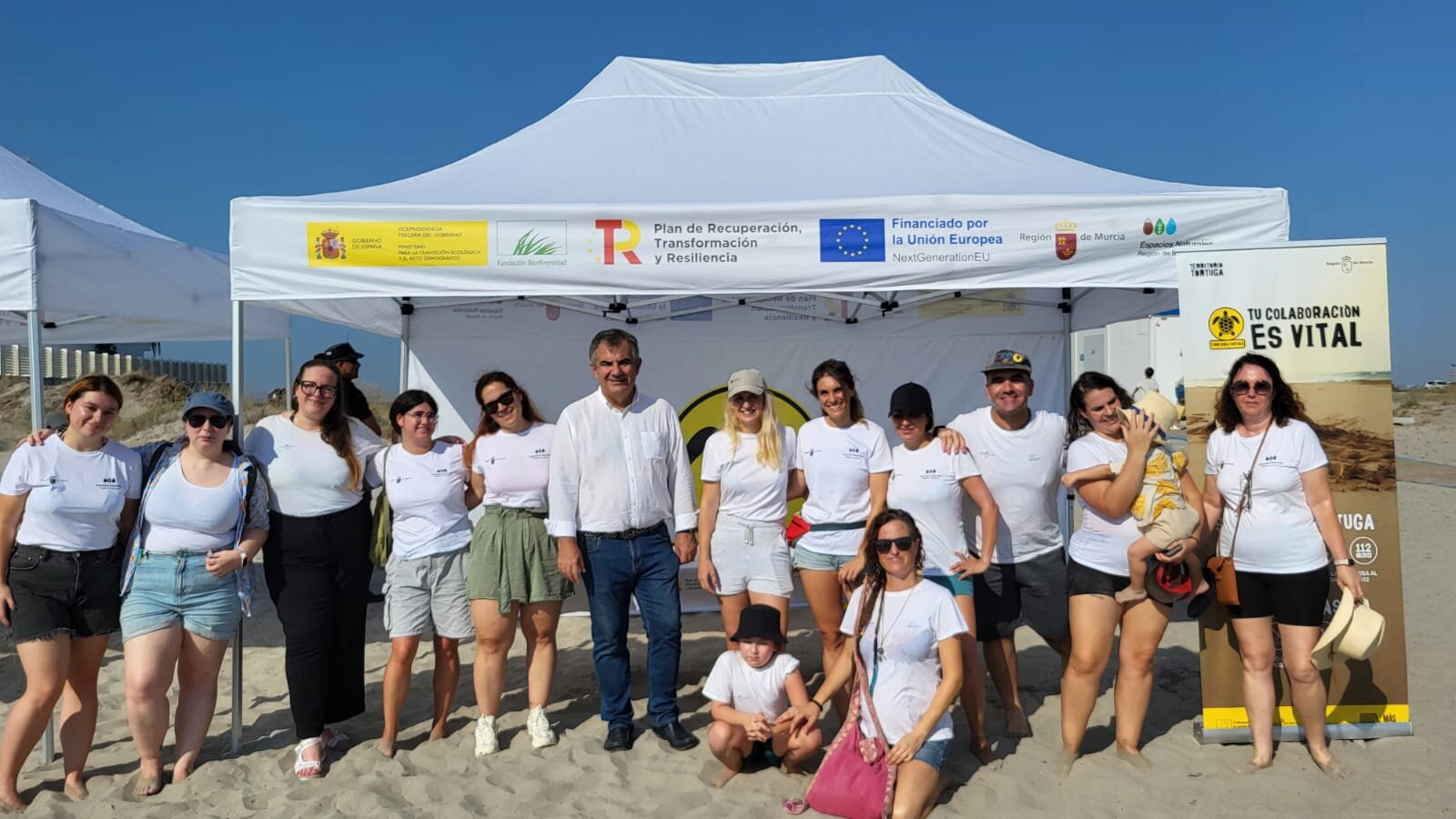 Juan María Vázquez, junto a jóvenes y voluntarios que han participado en la liberación de ejemplares de tortuga boba en La Manga (Foto CARM)