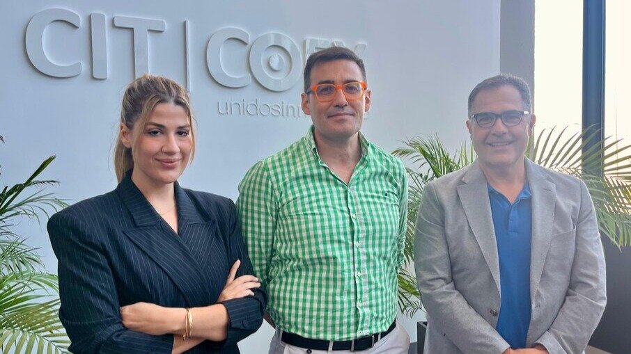Mercedes Mañas, directora de Crecimiento y Estrategia en IKOS Advanced, Juan José Vázquez, director de Negocio de COEXPHAL, y Jesús Miguel González, responsable de Negocio de Seidor (Foto Coexphal)