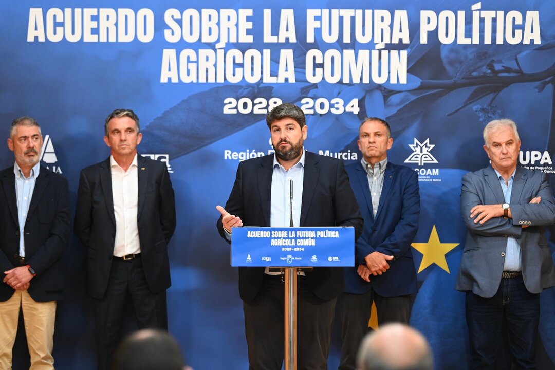Manifiesto con las organizaciones agrarias reclamando una PAC justa para la Región (Foto CARM)