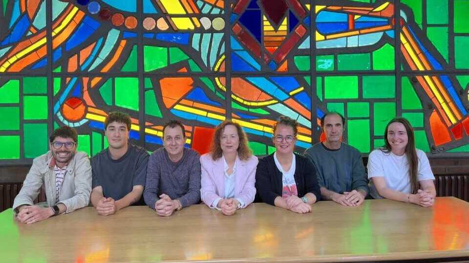 De izquierda a derecha, los investigadores: Iván Mateos Álvarez, Víctor Rodríguez García, Alexey Díaz Reyes, María José Ranilla García, Cristina Saro Higuera, Javier Mateo Oyagüe y Nadia Merino Blondia, en el hall de la Facultad de Veterinaria de la ULE (Foto Universidad de León)