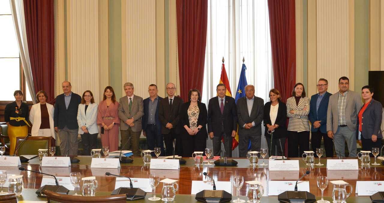 Foto de familia de la reunión del ministro Luis Planas y la comisión ejecutiva de COAG (Foto MAPA)