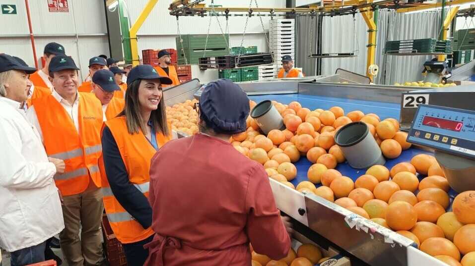 La consejera durante su visita a las instalaciones de Frucimu (Foto CARM)