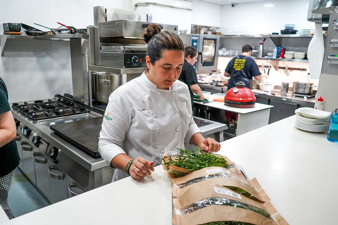 María Gómez, chef del resturante Magoga, utilizando el hinojo marino cultivado con agua y nutrientes reciclados (Foto UPCT)