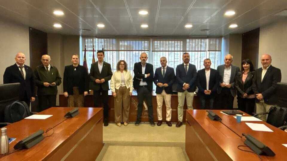 El presidente del Scrats, Lucas Jiménez Vidal, con los miembros de la Comisión Especial de Estudio sobre la situación del Trasvase Tajo-Segura tras las últimas medidas anunciadas por el Ministerio de Transición Ecológica (Foto Asamblea Regional)