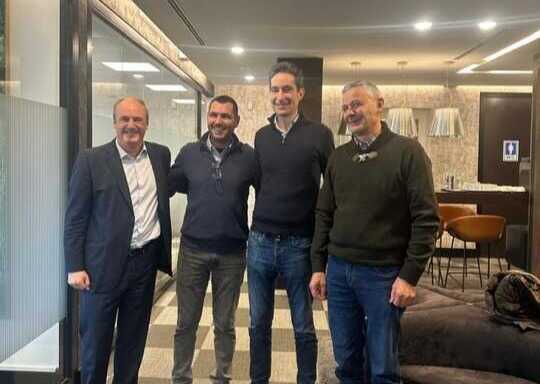 Fotografía de la firma de la adquisición (Foto Hevo Group)