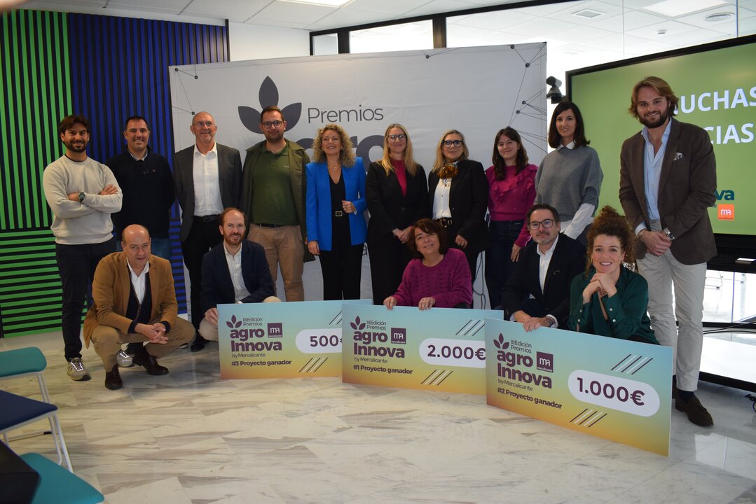 Foto de familia de los galardonados con los Premios Agroinnova de Mercalicante (Foto Mercalicante)