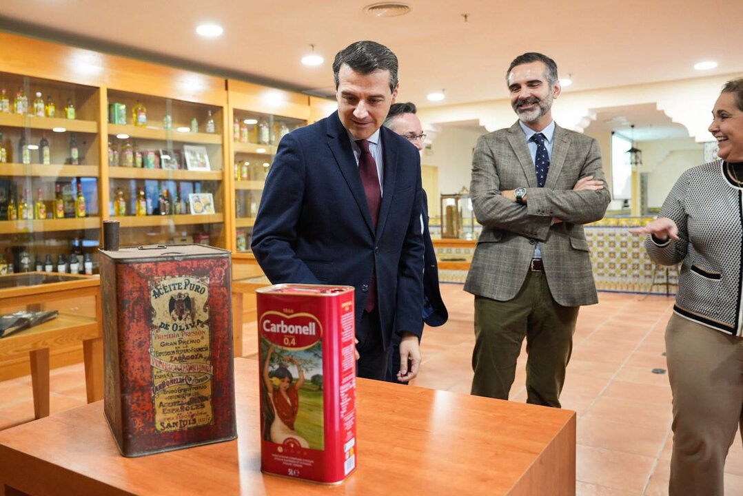 Visita de las autoridades a la planta de Alcolea (Foto Deoleo)