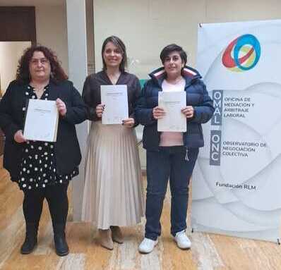 La la secretaria general de USO Región de Murcia, Julia Martínez Bernal; la vicesecretaria de FROET, Eva Melenchón; y la secretaría del sector Carreteras, urbanos y logística de UGT-FeSMC, Encarna Sánchez García, muestran el convenio suscrito (Foto Froet)
