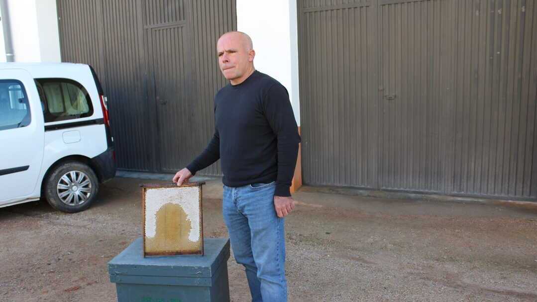 Carles Peris con una colmena (Foto La Unió)