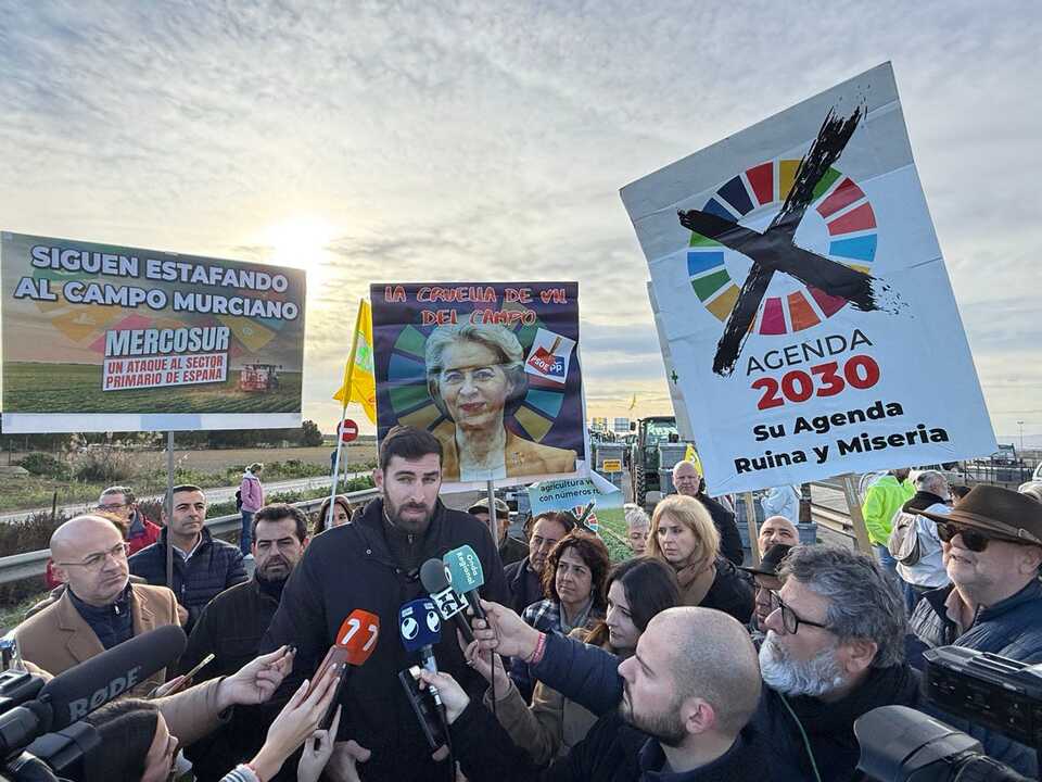 El líder de Vox, José Ángel Antelo, atiende a los medios en la protesta de agricultores 'Sobran los motivos' (Foto Vox)
