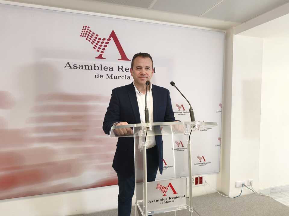 Fernando Moreno comparece tras la Comisión del Trasvase de la Asamblea Regional (Foto GP Socialista)