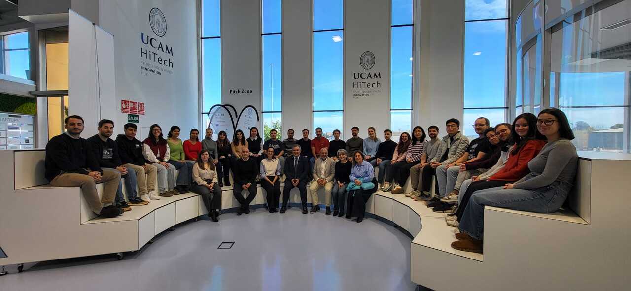 Vázquez y María Cuartero con los investigadores de la UCAM del proyecto de Sensorización Mar Menor (Foto CARM)