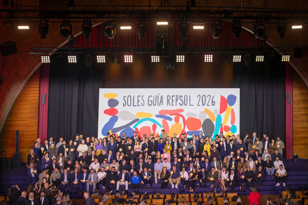 Foto de familia con los galardonados con Soles Repsol (Foto Guía Repsol)